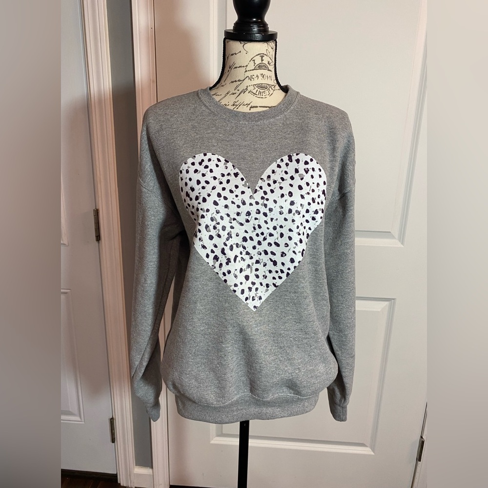 Jerzees NuBlend Gray Sweatshirt w/‎ Leopard Heart Appliqué Large/L B